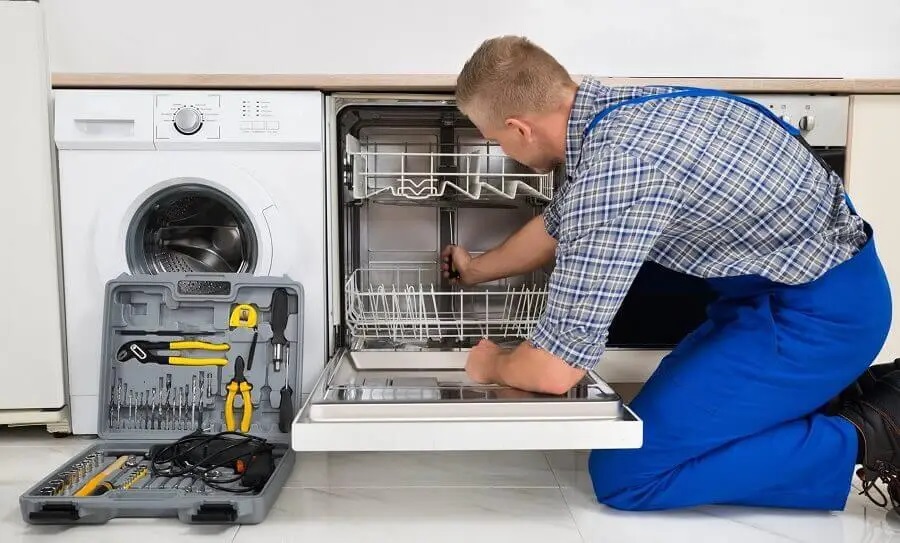 Kaynarca Daikin servisi teknisyen ekibi beyaz eşya tamiri yaparken